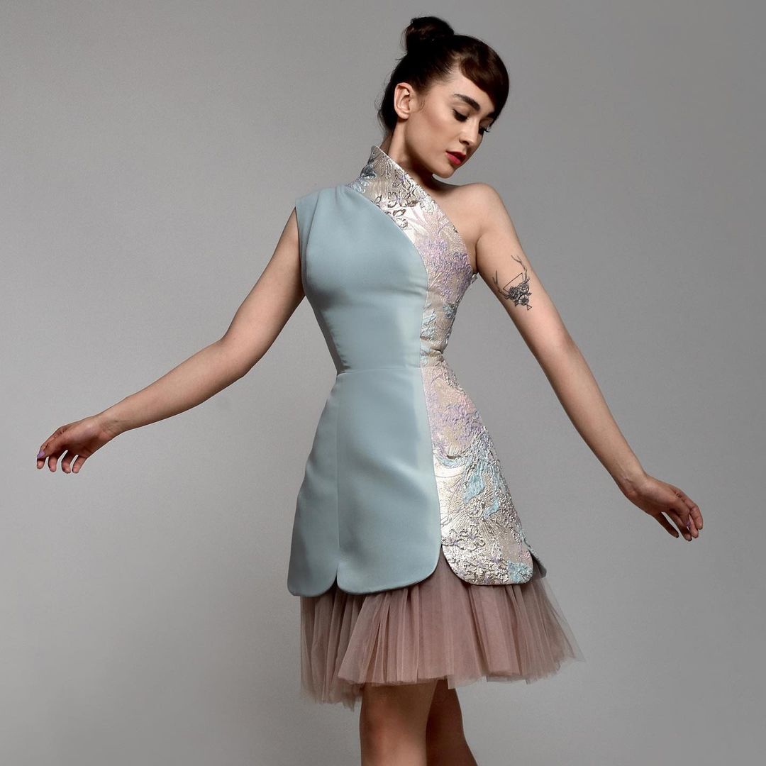 Sleeveless dress with high neckline with pink tulle skirt